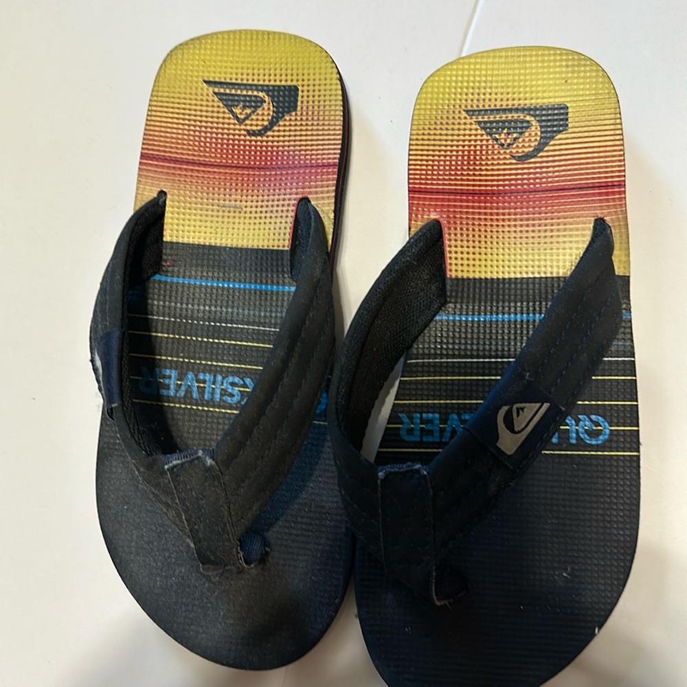 Boys 2.5 Quicksilver flip flops